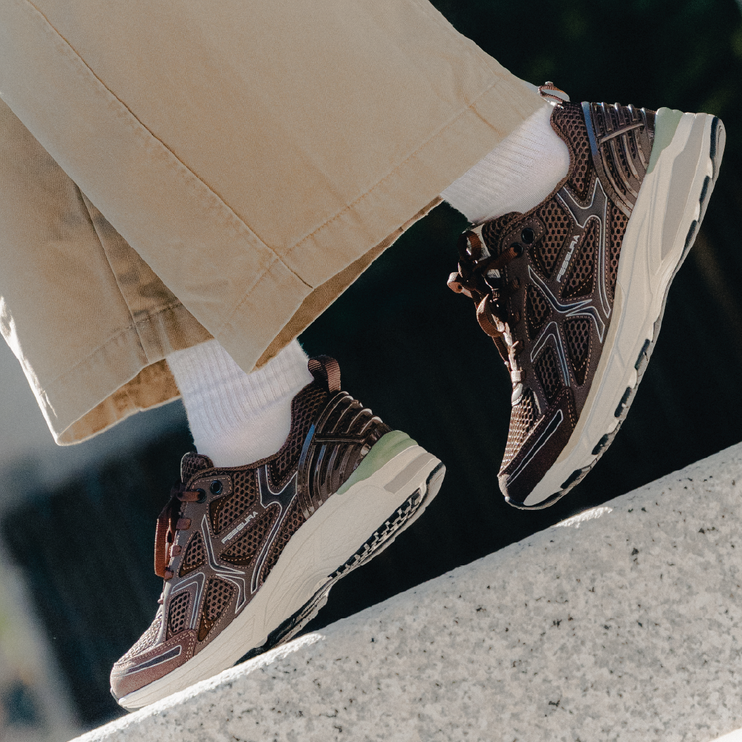 Vestiti eleganti con scarpe da ginnastica: come mixare stile e comfort